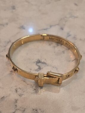 ✨️Authentic Michael Kors Rose Gold Buckle Belt Stud Latching Bangle Bracelet✨️